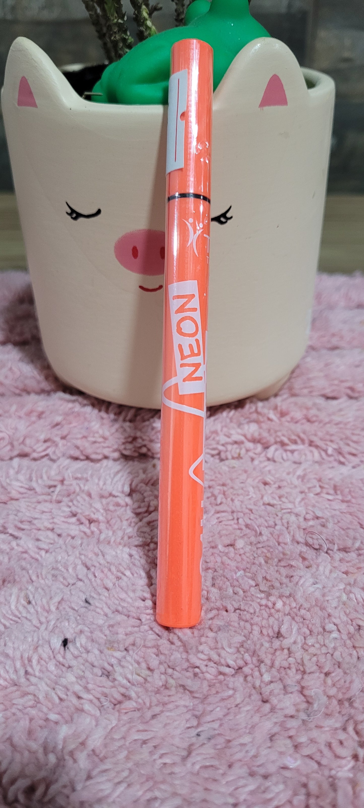 Delineador líquido neón