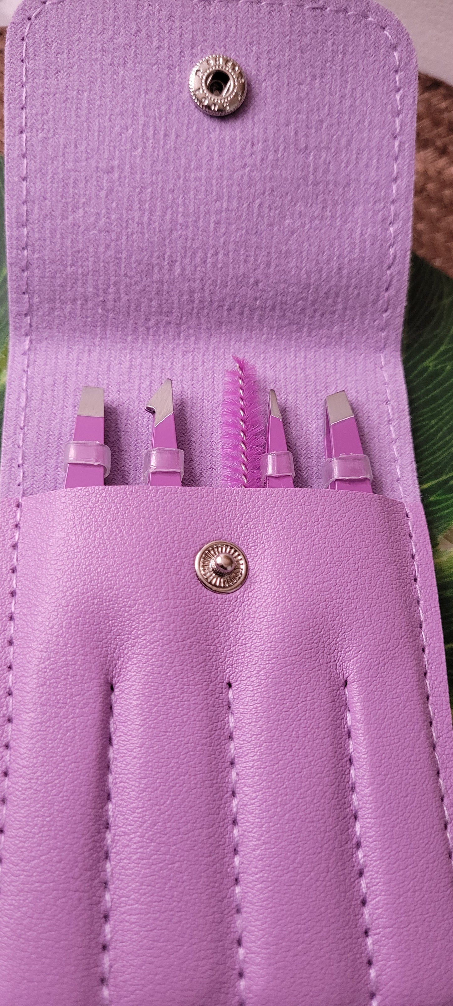 Set de pinza de cejas más cepillito .(violeta)