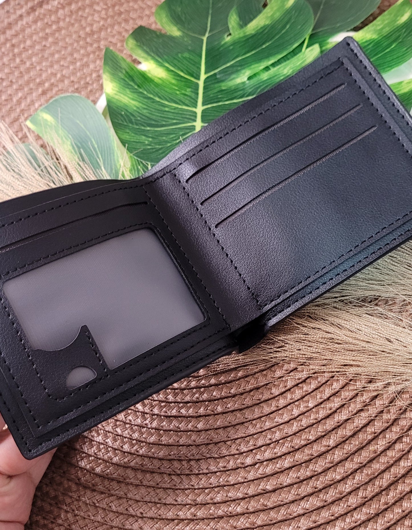 Billetera de hombre . Negra. Cuerina